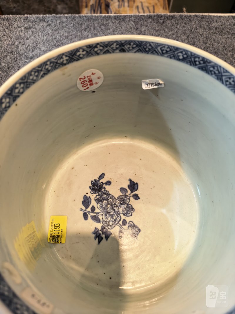 清中期 青花洞石花卉笔海 - 图10